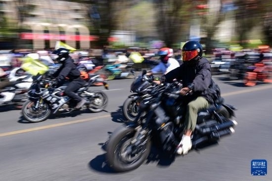 這是4月30日在新疆烏魯木齊市舉行的巡游活動上拍攝的摩托機車方陣。