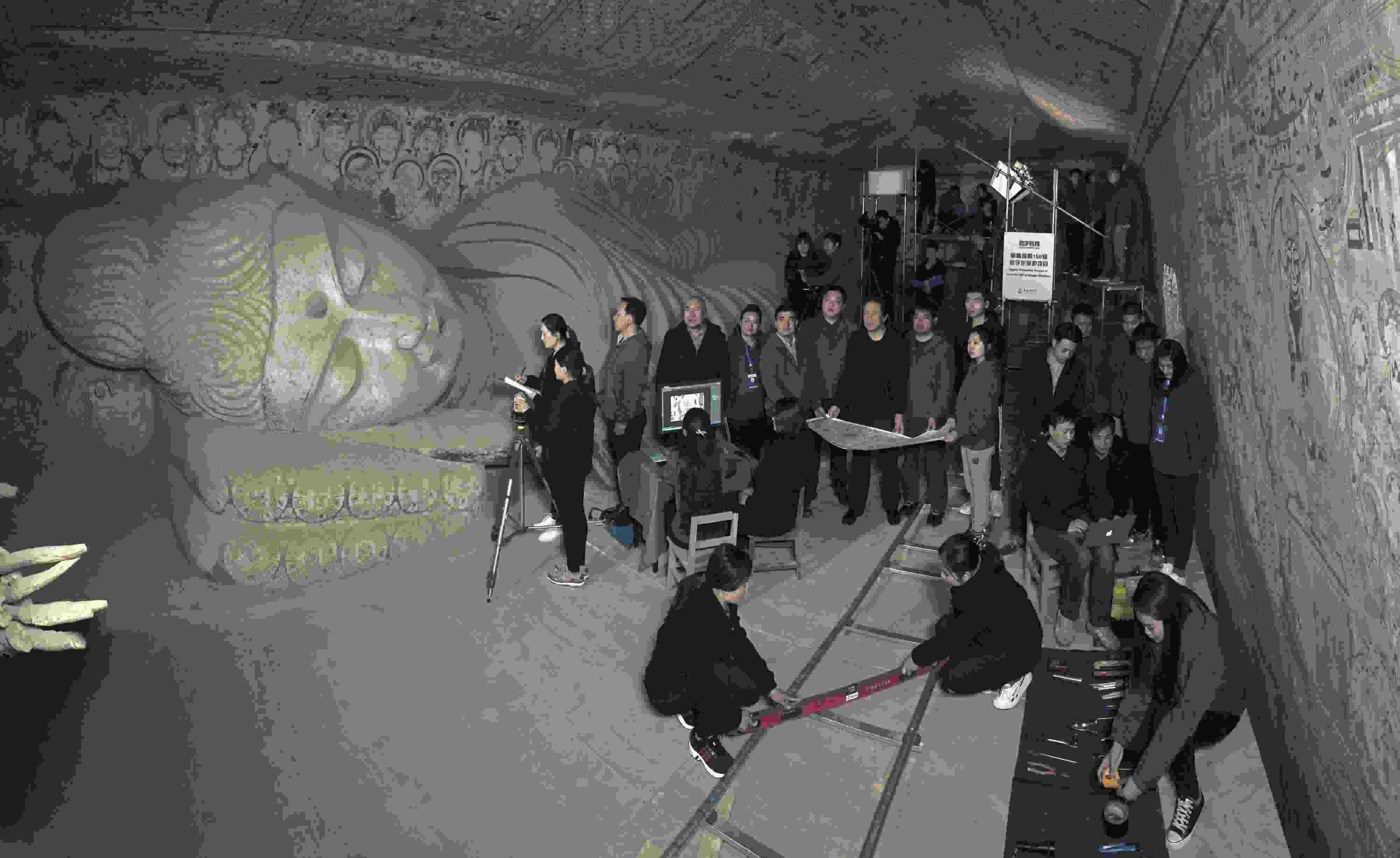 敦煌研究院文物數(shù)字化團(tuán)隊(duì)在莫高窟第158窟工作現(xiàn)場。敦煌研究院供圖