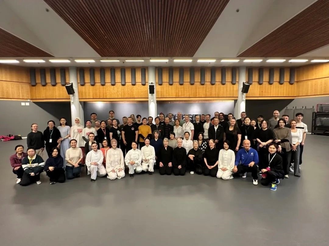 陳正雷老師與培訓班全體學員合影留念。斯德哥爾摩中國文化中心供圖