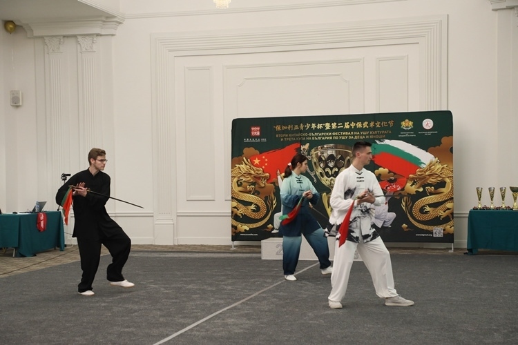 武術(shù)愛好者現(xiàn)場(chǎng)表演。索非亞中國文化中心供圖