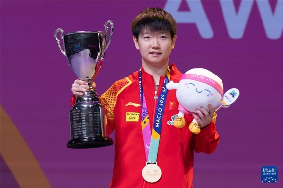 2024年4月21日，在2024年澳門國際乒聯(lián)女子世界杯決賽中，孫穎莎奪得冠軍。圖為孫穎莎在頒獎臺上。新華社記者 張金加 攝