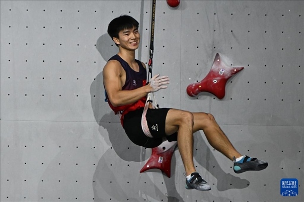 2024年4月13日，在江蘇吳江舉行的2024年國際攀聯(lián)攀巖世界杯（吳江站）男子速度決賽中，中國選手伍鵬獲得冠軍。圖為中國選手伍鵬在決賽后慶祝。新華社發(fā)（王須中攝）