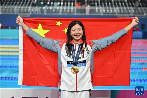 2024年2月13日，2024年世界游泳錦標賽游泳項目女子100米蛙泳決賽在卡塔爾多哈舉行。圖為冠軍中國選手唐錢婷在頒獎儀式后慶祝。新華社記者 薛宇舸 攝