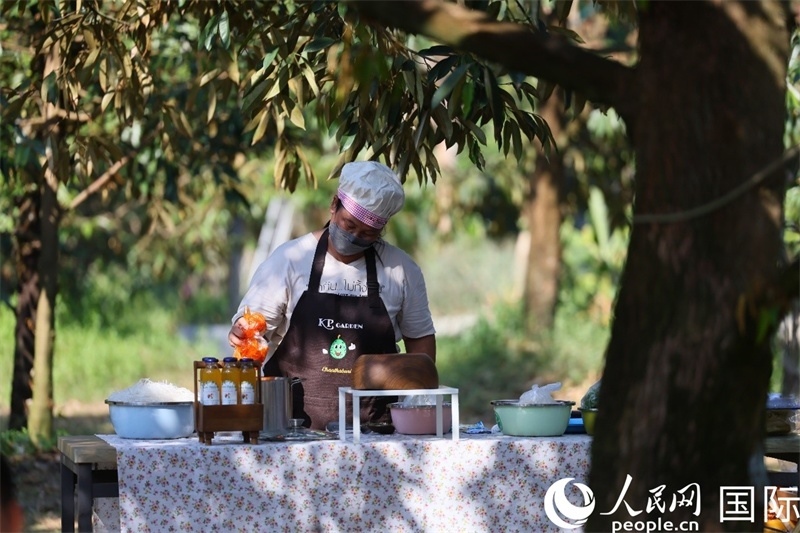 工作人員正在準備特色果汁。人民網(wǎng)記者 白元琪攝