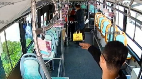 公交車上他一聲大吼！魏杰，好樣的！