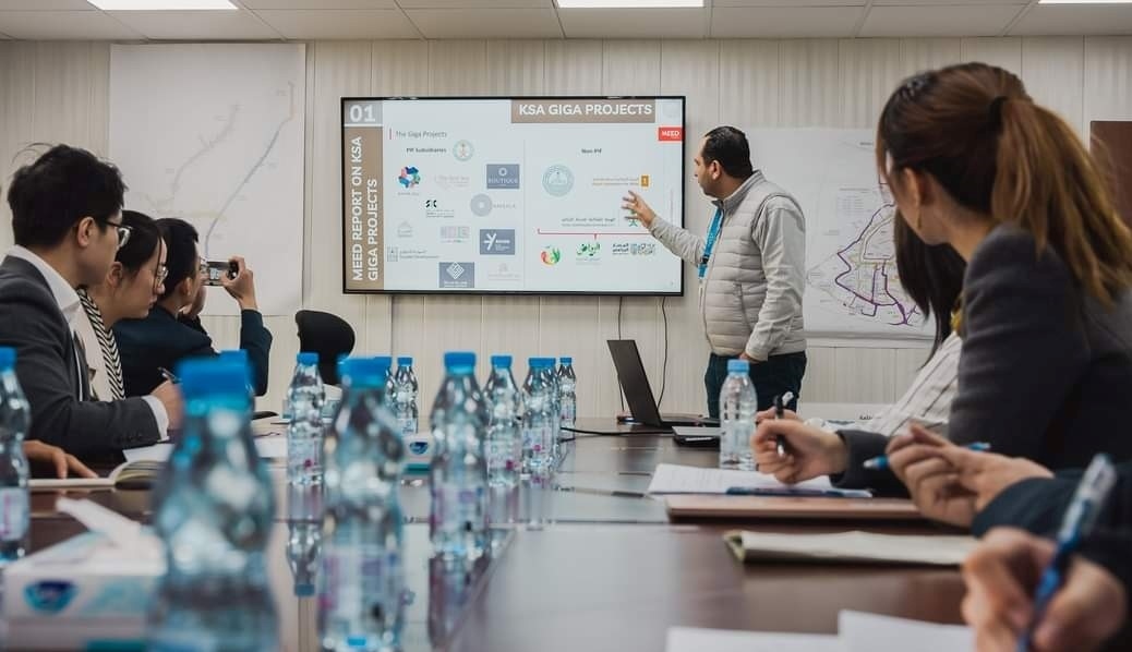 德亞（右三）在和員工開會。中建中東沙特分公司供圖