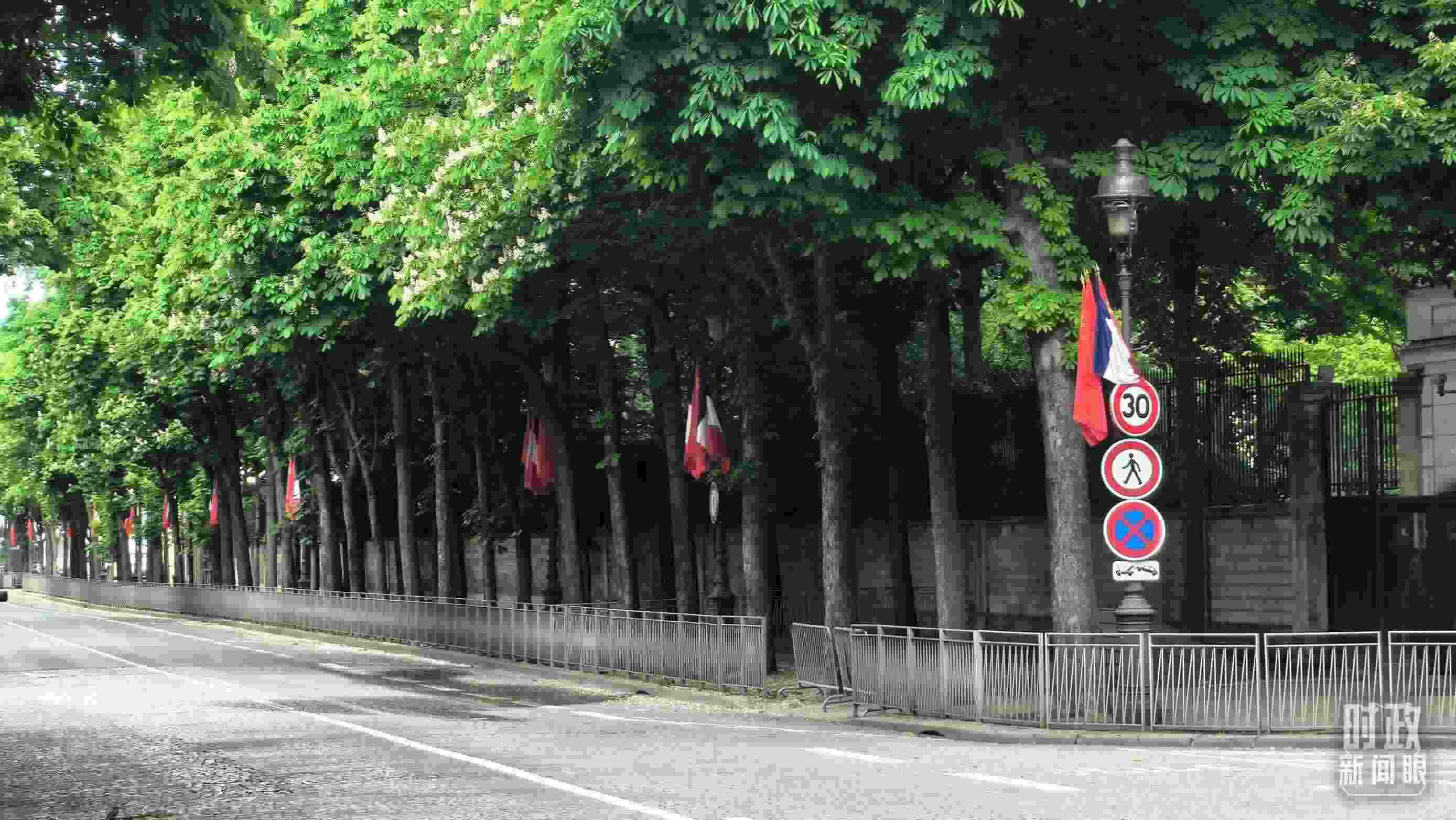 △巴黎道路兩側(cè)懸掛中法兩國(guó)國(guó)旗。（總臺(tái)央視記者鄂介甫拍攝）