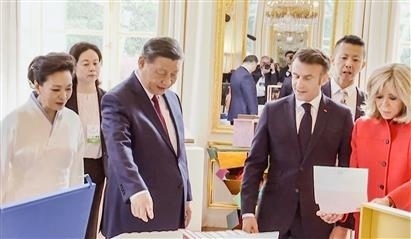 △當(dāng)?shù)貢r(shí)間5月6日下午，在中法領(lǐng)導(dǎo)人會(huì)談前，習(xí)近平主席向馬克龍總統(tǒng)贈(zèng)送中國(guó)翻譯的法國(guó)小說(shuō)。