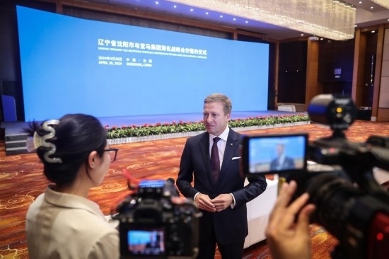 4月26日，寶馬集團(tuán)董事長(zhǎng)齊普策接受采訪。新華社記者 潘昱龍 攝