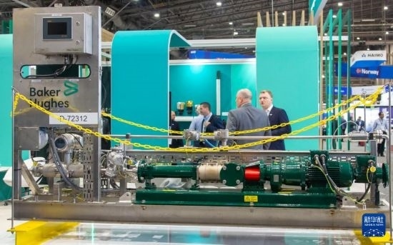 這是5月6日在美國休斯敦國際海洋油氣技術(shù)大會及設(shè)備展上拍攝的展示的裝備。新華社發(fā)（勞承躍攝）