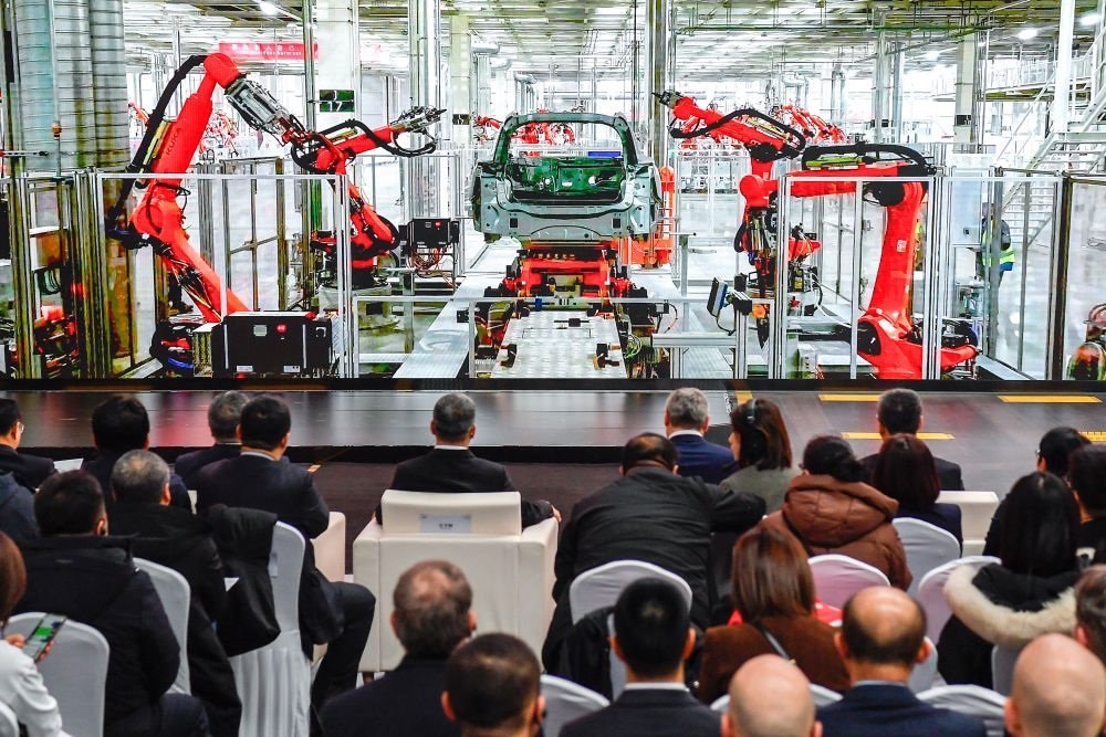 2024年1月26日，奧迪一汽新能源汽車有限公司預批量生產正式啟動，嘉賓觀看奧迪一汽新能源汽車有限公司生產車間的宣傳短片。新華社記者 許暢 攝