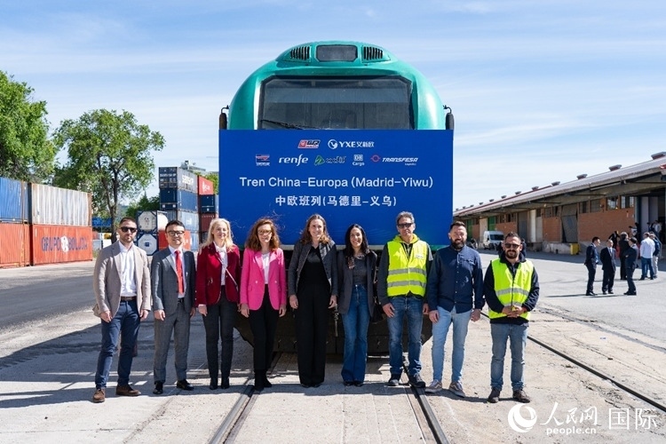 義新歐集團合作伙伴德鐵貨運歐亞有限公司員工與紀念號班列合影留念。大衛(wèi)·阿瑪爾攝