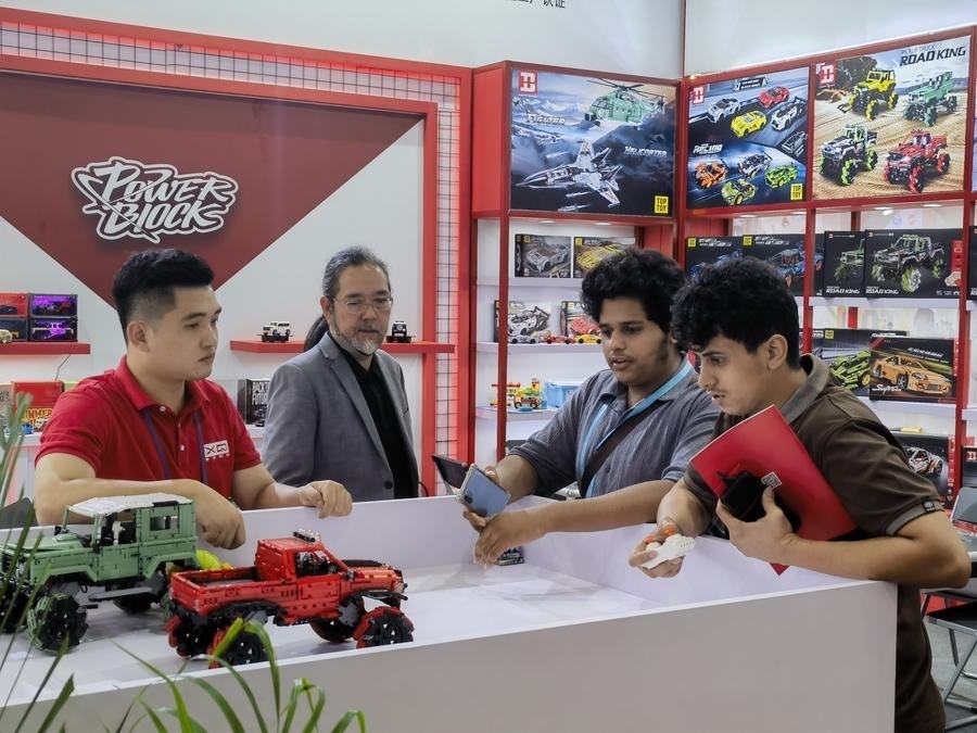 在第135屆廣交會(huì)第三期現(xiàn)場(chǎng)，采購(gòu)商在廣東信宇科技股份有限公司展位選購(gòu)、體驗(yàn)積木遙控車產(chǎn)品（5月2日攝）。新華社記者 洪澤華 攝