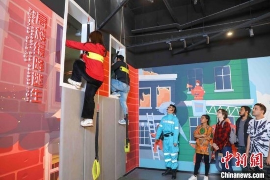 5月9日，留學(xué)生體驗(yàn)?zāi)M高樓緩降逃生。張鷹 攝