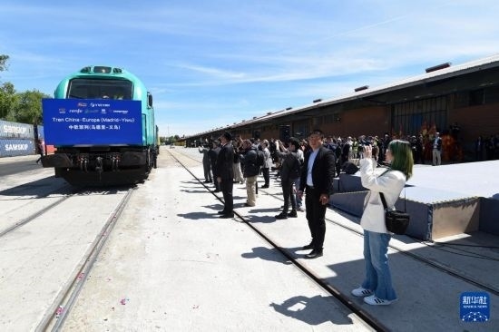 5月8日，在西班牙馬德里，嘉賓們參加中歐班列（義烏—馬德里）開行十周年紀念號班列發(fā)車儀式。新華社發(fā)（古斯塔沃·巴連特攝）