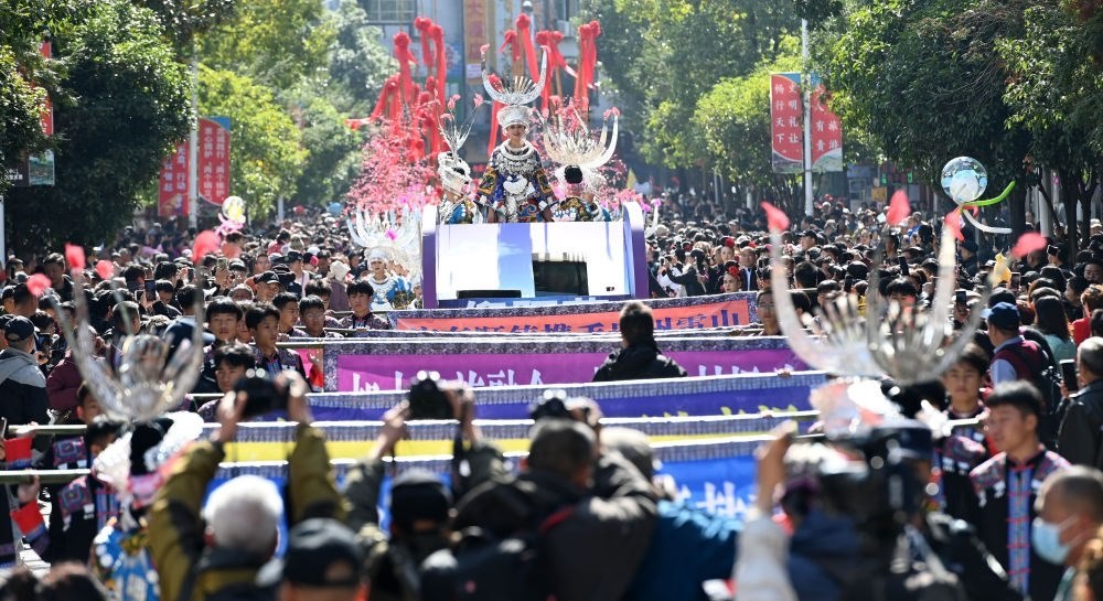 在貴州雷山縣縣城，苗族群眾身著盛裝，載歌載舞參加苗年和鼓藏節(jié)的巡游活動（2023年11月16日攝）。新華社記者 楊楹 攝