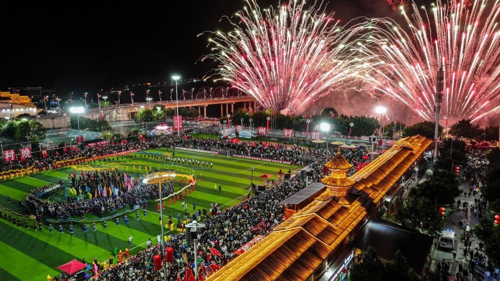 在貴州省榕江縣舉行的2024全國“村晚”示范展示活動暨貴州“村超村晚”活動中，音樂煙花秀精彩上演（2024年2月3日攝，無人機(jī)照片）。新華社記者 劉續(xù) 攝