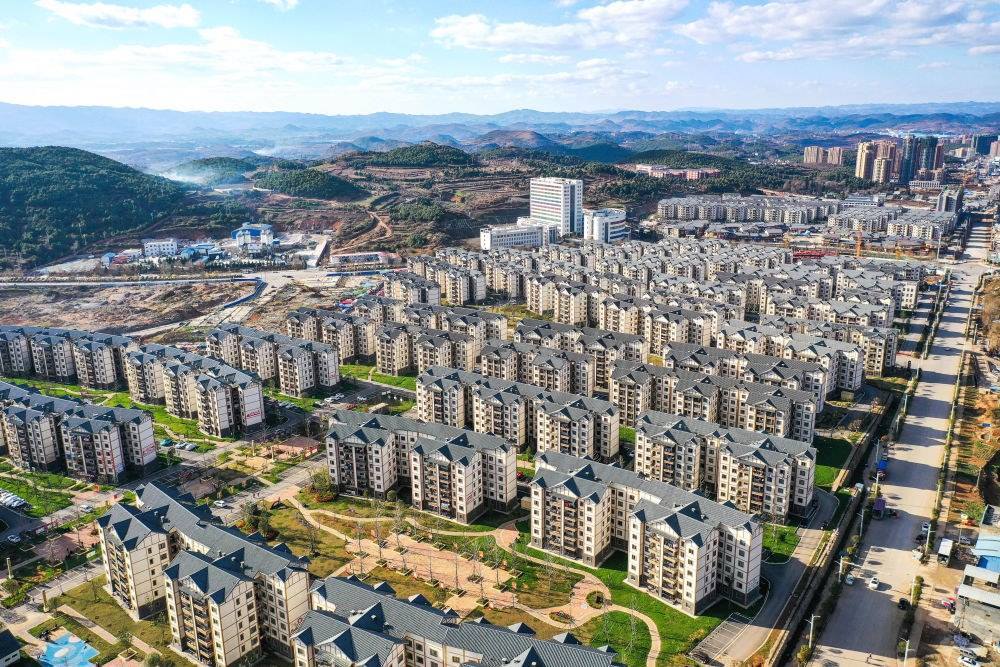 貴州省威寧縣五里崗街道朝陽新城易地扶貧搬遷安置小區(qū)（2021年11月28日攝，無人機(jī)照片）。新華社記者 楊文斌 攝