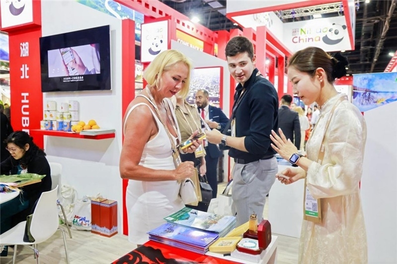 觀眾在參觀中國展臺。錢文康攝