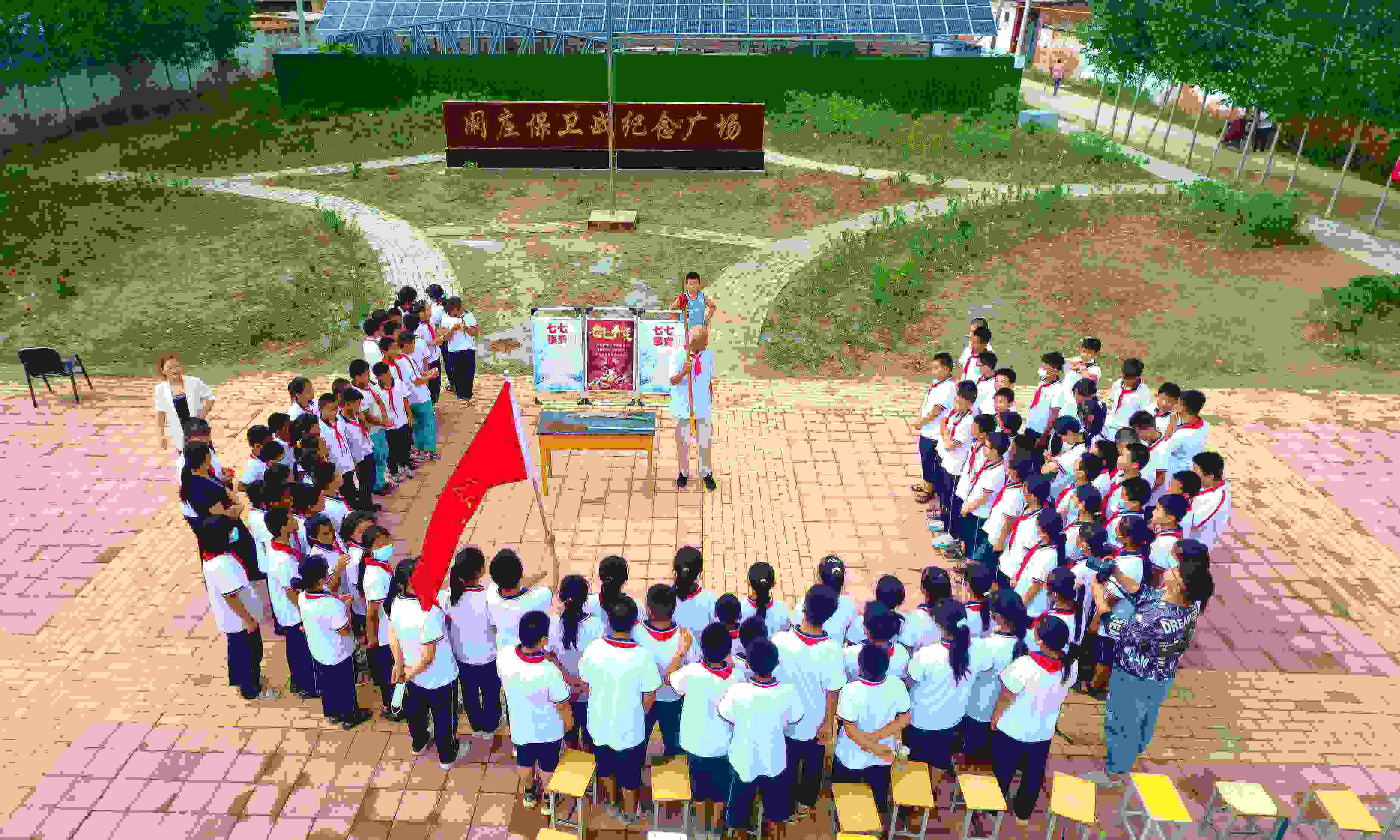 2022年7月6日，山東省聊城市，在茌平區(qū)菜屯鎮(zhèn)闞莊村的闞莊保衛(wèi)戰(zhàn)紀(jì)念廣場，闞莊保衛(wèi)戰(zhàn)親歷者王光木老人為小學(xué)生們講述抗戰(zhàn)故事，展示大刀、長矛。