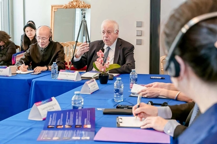 法蘭西科學(xué)院副院長(zhǎng)、巴黎地理學(xué)會(huì)主席讓-羅伯特·馬里·皮特先生發(fā)言（圖片：中國(guó)傳媒大學(xué)