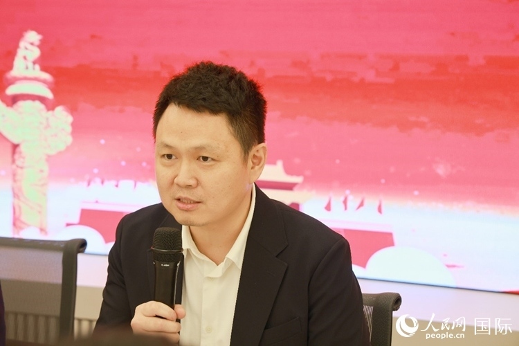 中國(guó)駐里約熱內(nèi)盧總領(lǐng)館副總領(lǐng)事王尉育在座談會(huì)上致辭。人民網(wǎng)記者 陳海琪攝