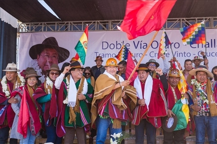 奧魯羅公路項(xiàng)目開(kāi)工儀式現(xiàn)場(chǎng)，玻總統(tǒng)路易斯·阿爾塞宣布項(xiàng)目開(kāi)工。中國(guó)中鐵供圖