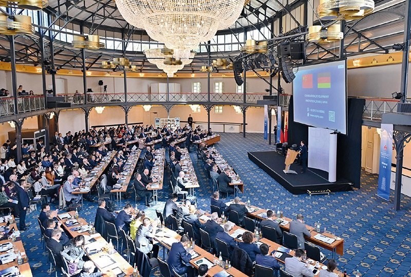 2024“投資中國”系列活動德國專場4月5日在巴登—符滕堡州首府斯圖加特市舉行，活動吸引德國工商界代表超300人參加。圖為當(dāng)日拍攝的活動現(xiàn)場。 新華社記者 任鵬飛/攝