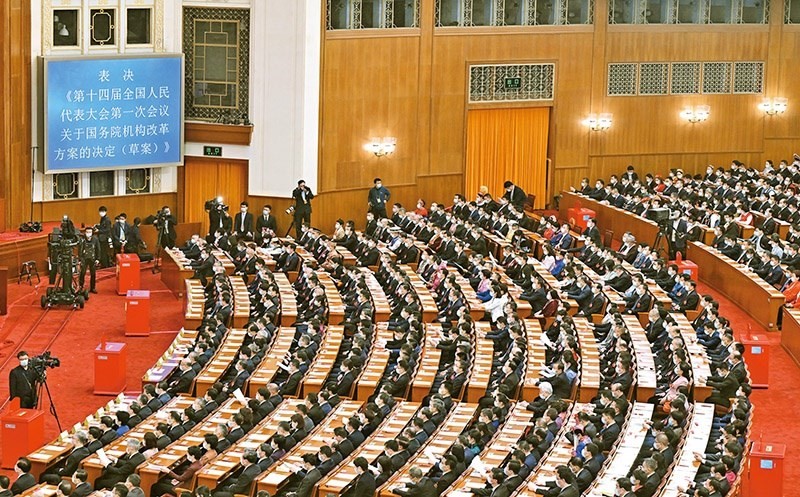 2023年3月10日，十四屆全國人大一次會議在北京人民大會堂舉行第三次全體會議，表決通過了關(guān)于國務(wù)院機(jī)構(gòu)改革方案的決定。圖為會議現(xiàn)場。 新華社記者 岳月偉/攝