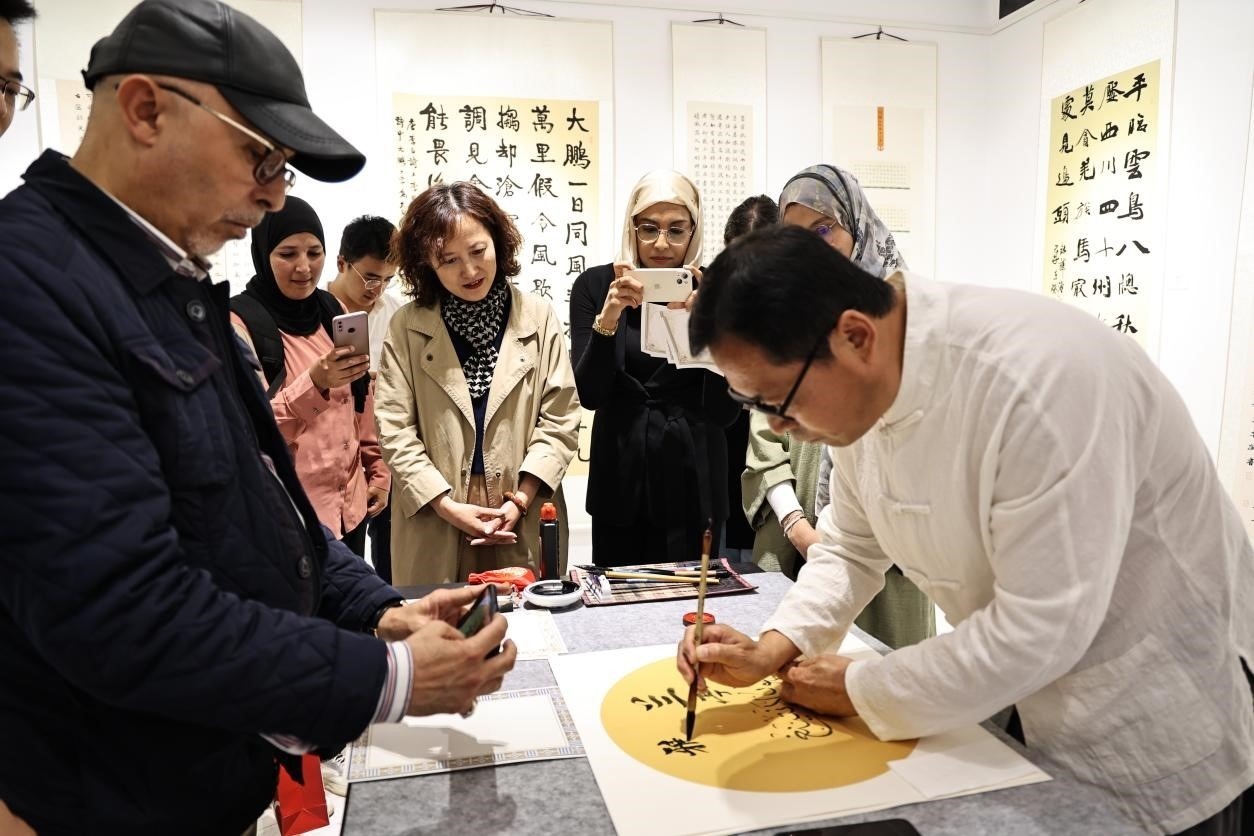 中摩書法老師在共同創(chuàng)作。拉巴特中國文化中心供圖