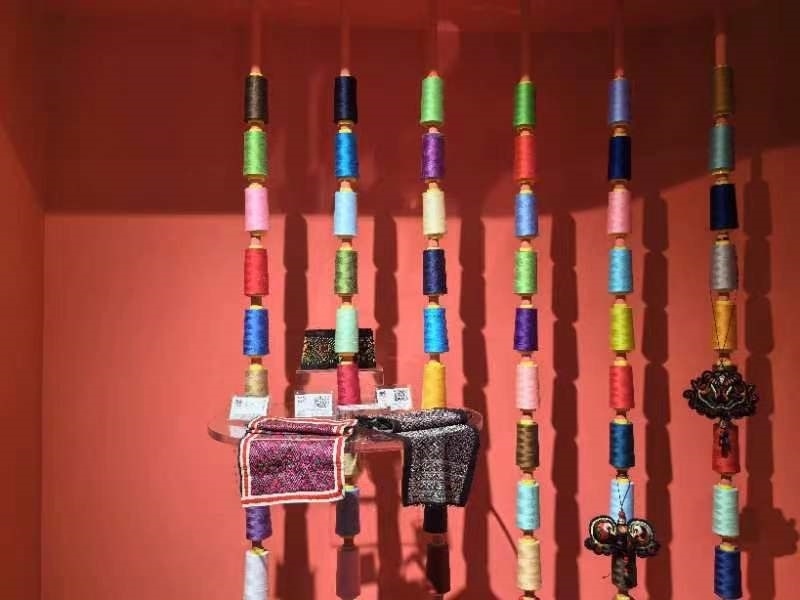 貴州省民族博物館內(nèi)展示的色彩斑斕的苗繡原材料及繡片（2024年4月27日攝）。新華社記者 楊欣 攝