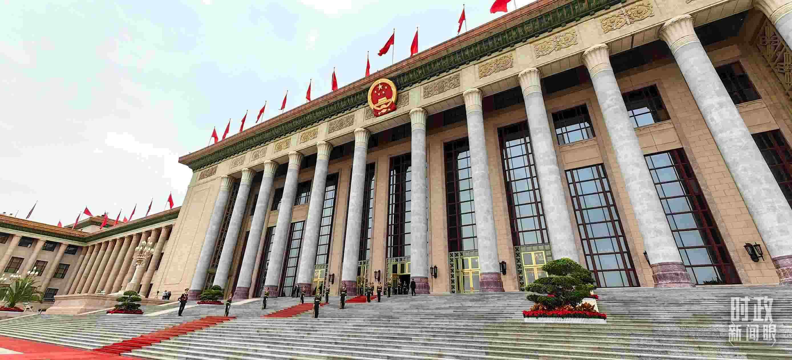 △人民大會(huì)堂東門(mén)外廣場(chǎng)。（總臺(tái)央視記者段德文拍攝）