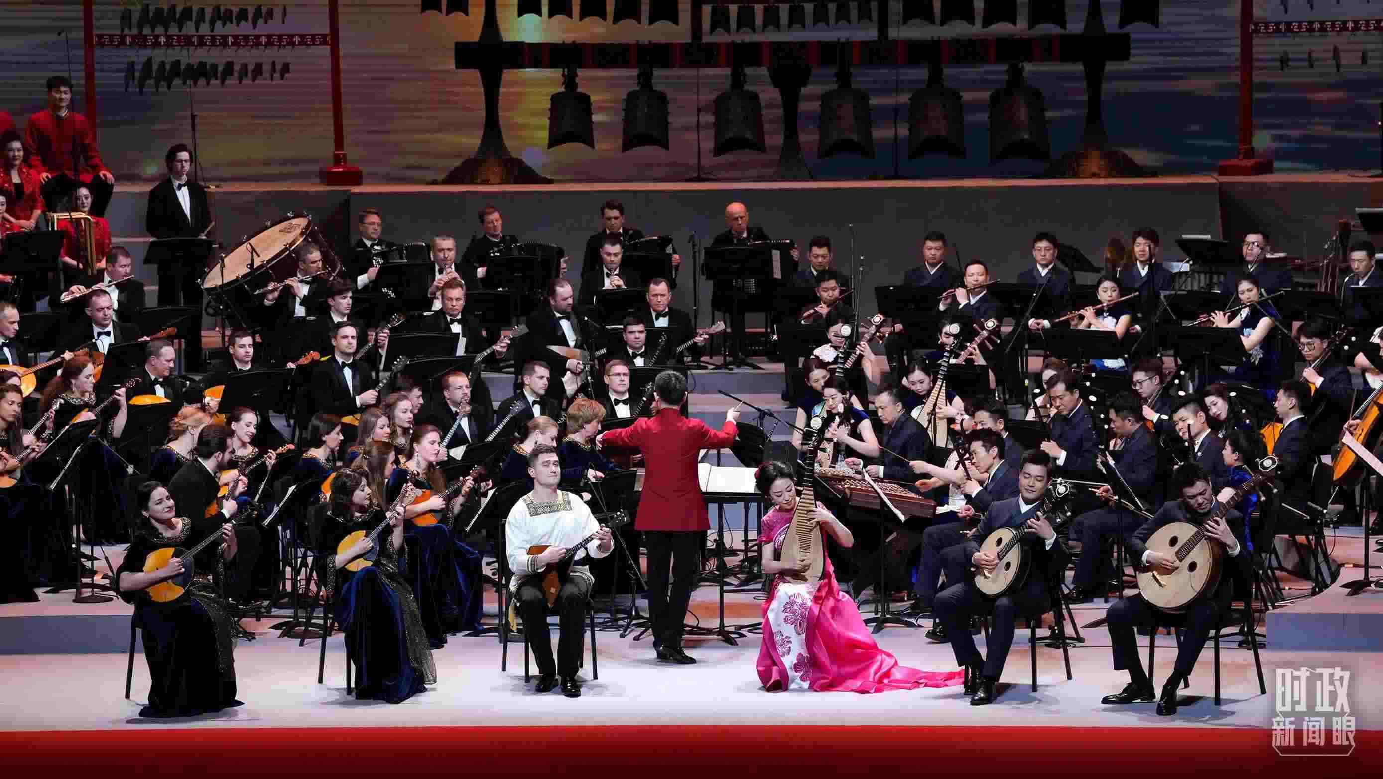 △前來(lái)參加音樂(lè)會(huì)的中俄藝術(shù)家匯聚一堂。（總臺(tái)央視記者李增仁、國(guó)廣記者李晉拍攝）
