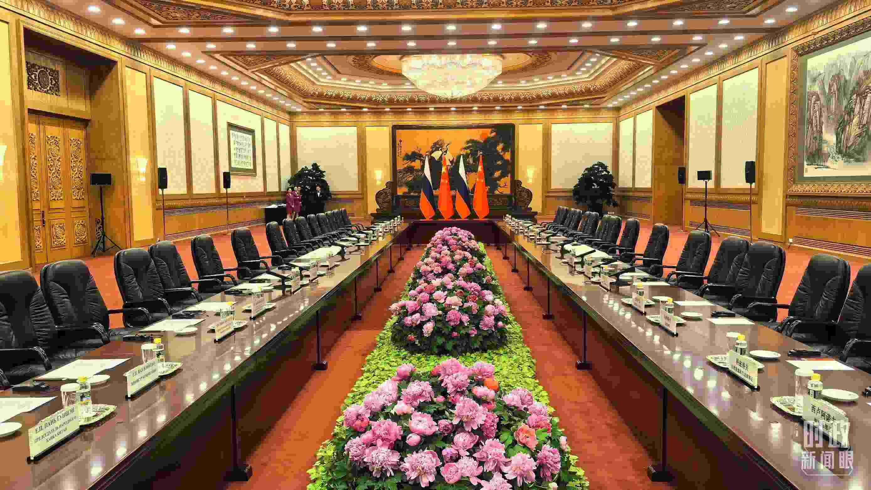 △中俄兩國(guó)元首隨后主持大范圍會(huì)談，這是會(huì)談開(kāi)始前的現(xiàn)場(chǎng)。（總臺(tái)央視記者鄂介甫拍攝）