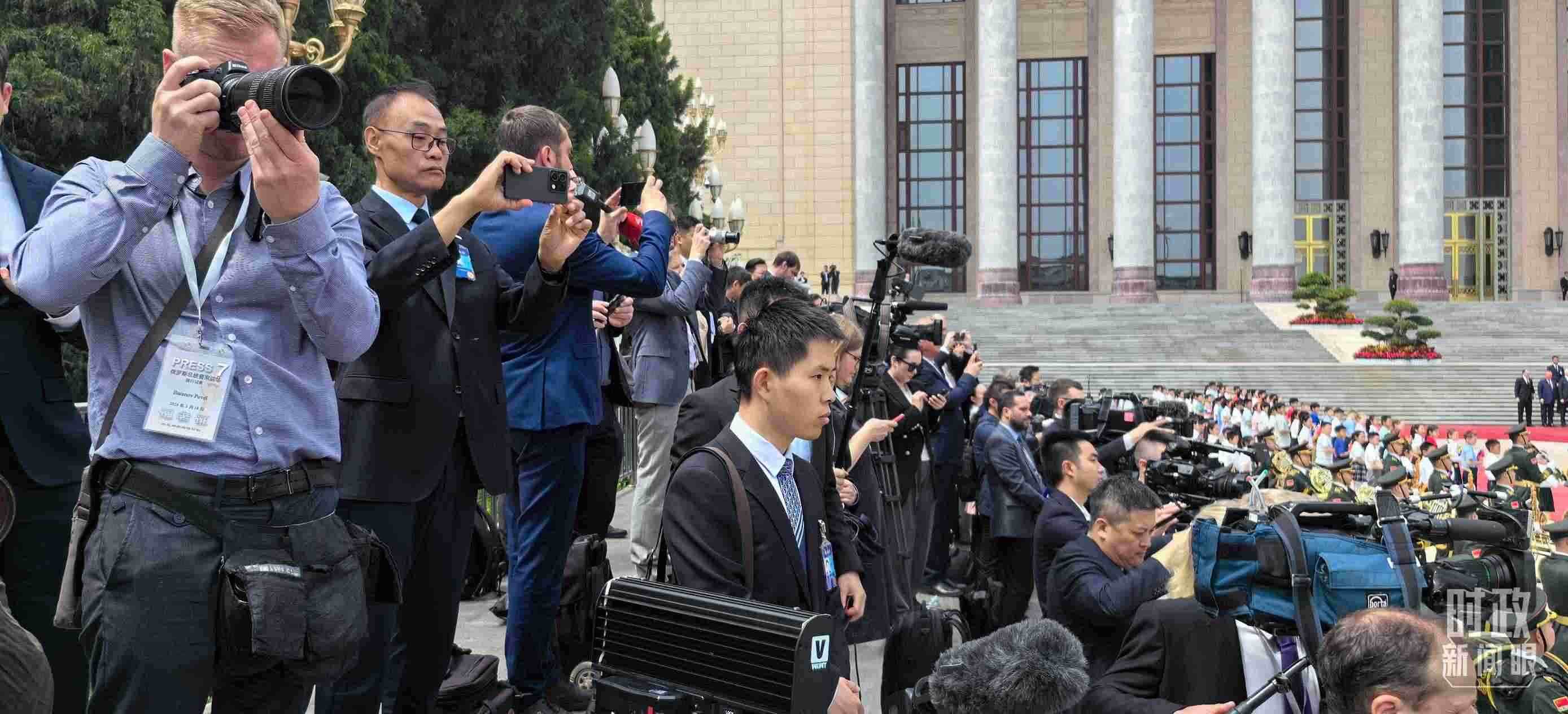 △當(dāng)天參與現(xiàn)場(chǎng)報(bào)道的中外記者。（總臺(tái)央視記者楊波、王子杭拍攝）