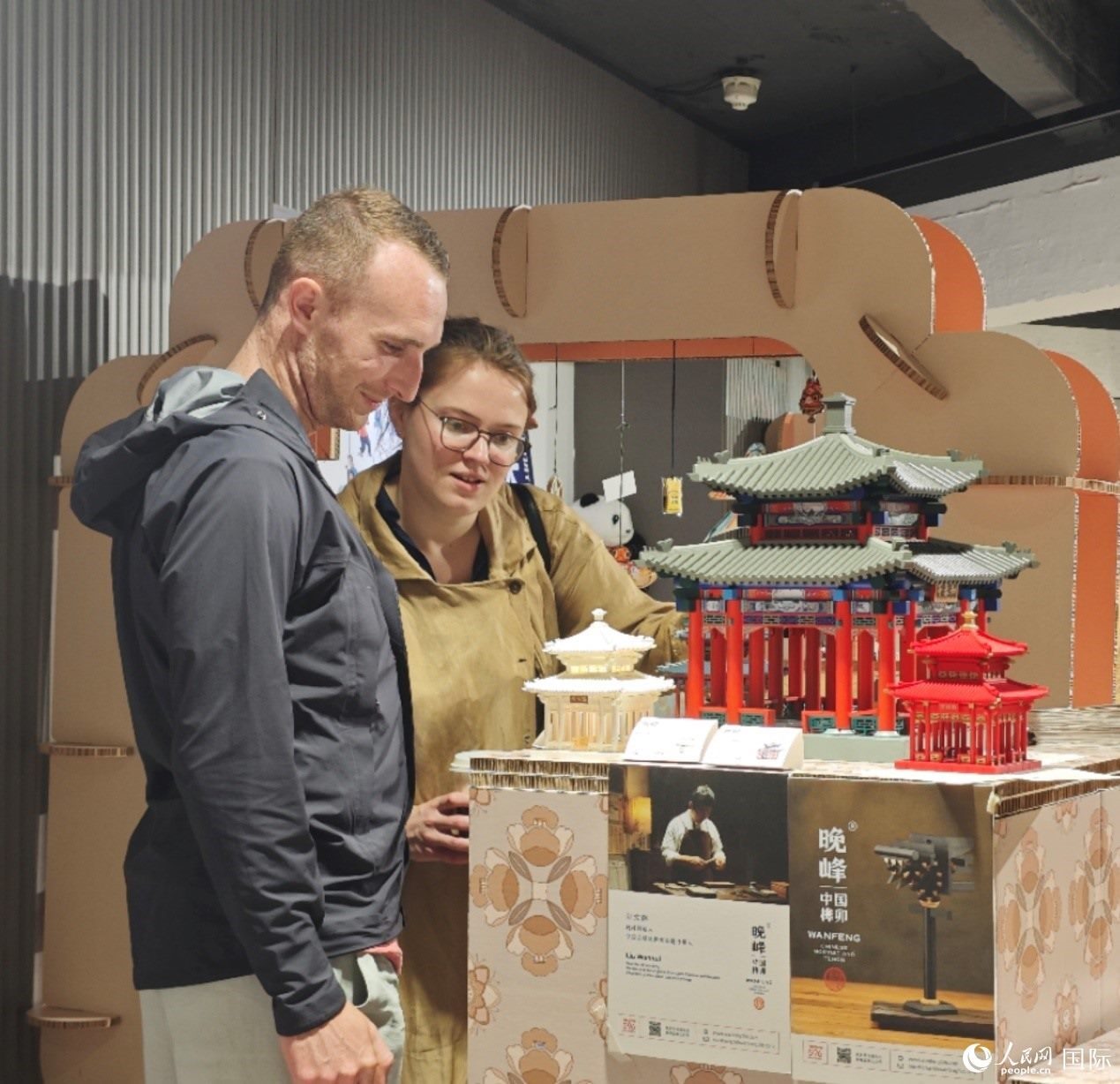 英國(guó)觀(guān)眾在欣賞中國(guó)傳統(tǒng)榫卯結(jié)構(gòu)建筑模型。邢雪攝