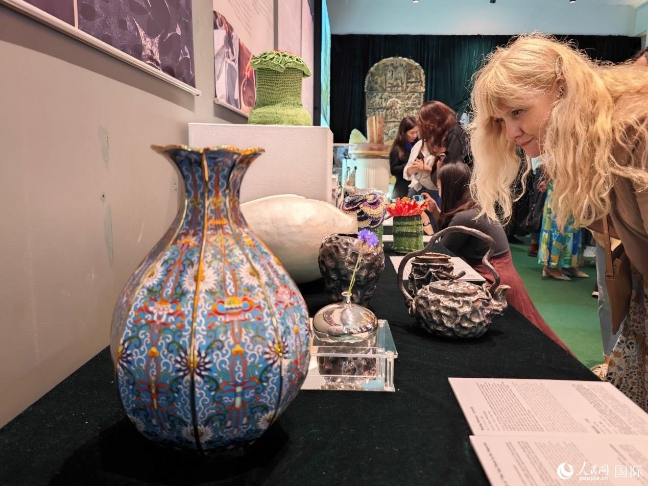 英國(guó)觀(guān)眾被中國(guó)手工藝制品所吸引。邢雪攝