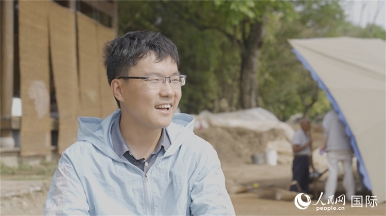 四川省文物考古研究院館員許丹陽(yáng)接受人民網(wǎng)采訪。人民網(wǎng)記者 張榮攝