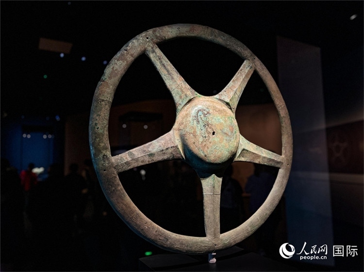 三星堆博物館中展出的太陽(yáng)輪。人民網(wǎng)記者 羨江楠攝