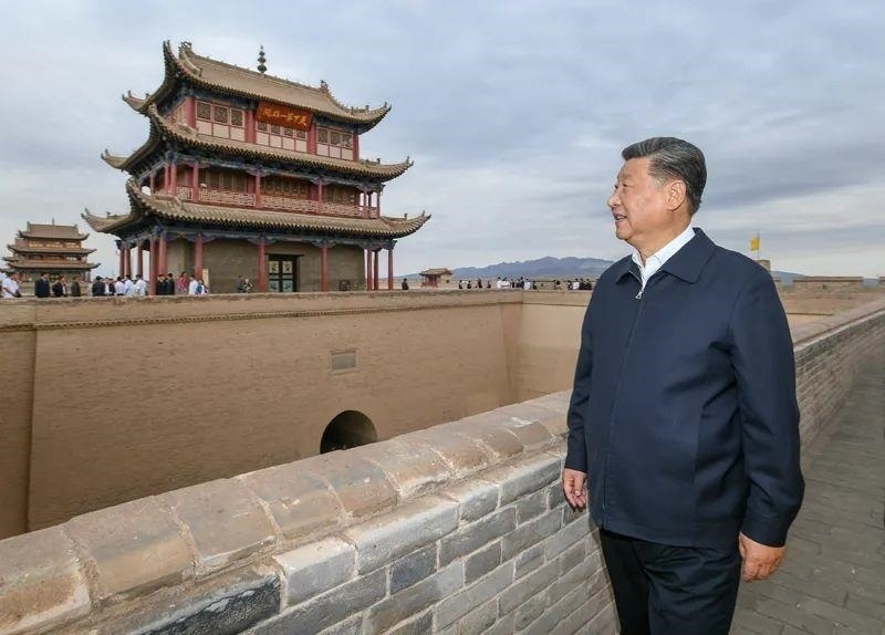 △2019年8月20日，習(xí)近平總書記來到嘉峪關(guān)關(guān)城，登上城樓察看關(guān)城整體面貌，聽取河西走廊長城、關(guān)隘歷史文化情況介紹。