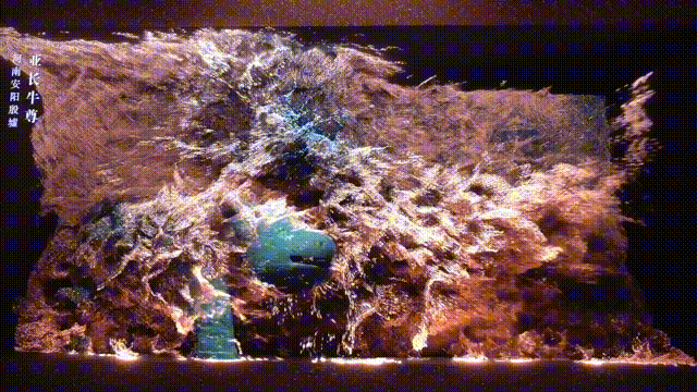 動(dòng)圖:殷墟博物館裸眼3D大屏展示的亞長牛尊(央廣網(wǎng)發(fā) 趙夢陽制作)