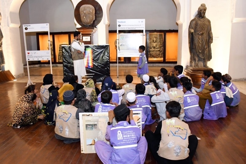 志愿者在博物館給孩子們開展互動(dòng)講解。“犍陀羅守護(hù)人”供圖