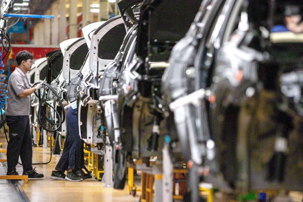 2023年9月7日，在位于泰國春武里府的上汽正大公司汽車工廠，工人在生產(chǎn)車間內(nèi)工作。新華社記者 王騰 攝