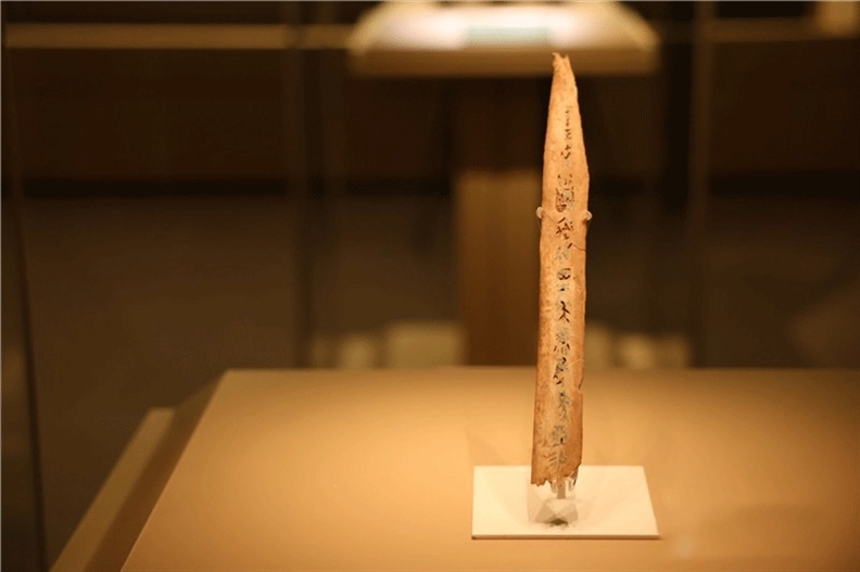 △殷墟博物館新館中展有我國博物館現(xiàn)存唯一一件文字鑲嵌綠松石甲骨。