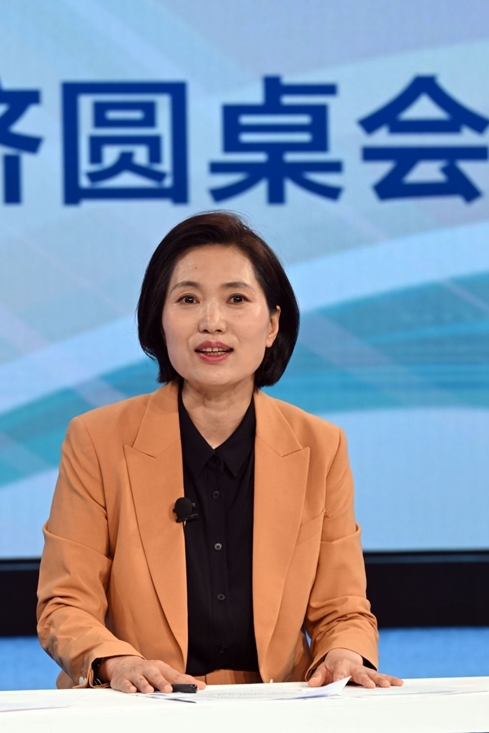 中國宏觀經(jīng)濟(jì)研究院對外經(jīng)濟(jì)研究所研究員曲鳳杰在“中國經(jīng)濟(jì)圓桌會”錄制現(xiàn)場交流發(fā)言。新華社記者 金良快 攝