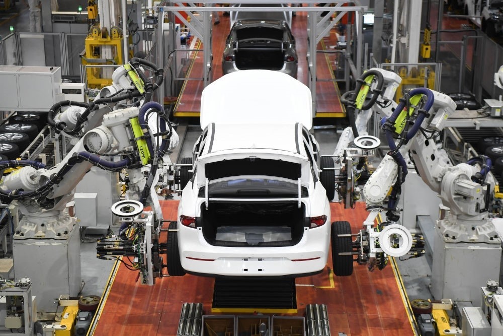 這是2024年4月24日拍攝的廣州廣汽埃安新能源汽車的全自動化輪胎安裝工作站。新華社記者 鄧華 攝