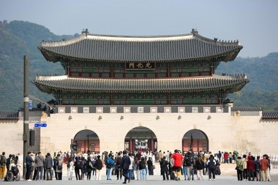 2023年10月18日，游客在韓國首爾光化門參觀。新華社記者王益亮攝