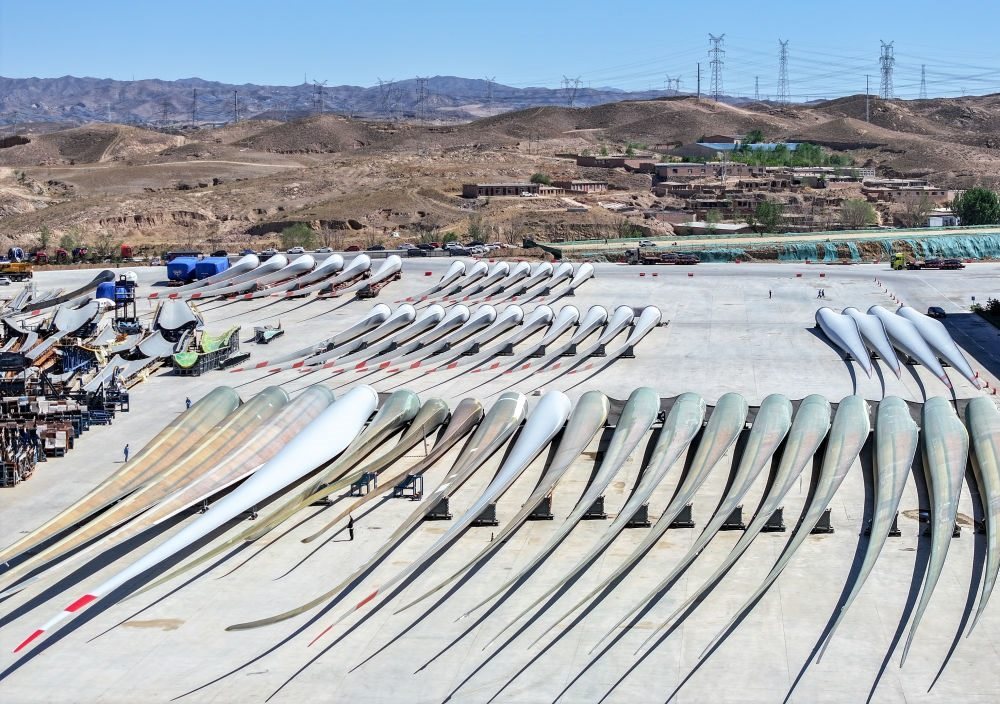 2024年5月11日拍攝的碼放在內(nèi)蒙古包頭市石拐區(qū)一家風(fēng)電設(shè)備制造企業(yè)廠區(qū)內(nèi)的葉片（無人機(jī)照片）。新華社記者 連振 攝