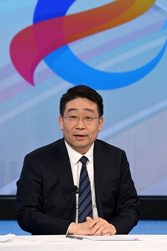 國家發(fā)展改革委產(chǎn)業(yè)司副司長霍福鵬在“中國經(jīng)濟(jì)圓桌會”錄制現(xiàn)場交流發(fā)言。新華社記者 金良快 攝