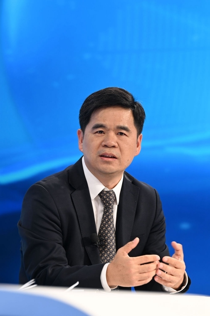 工業(yè)和信息化部運(yùn)行監(jiān)測協(xié)調(diào)局副局長何海林在“中國經(jīng)濟(jì)圓桌會”錄制現(xiàn)場交流發(fā)言。新華社記者 金良快 攝